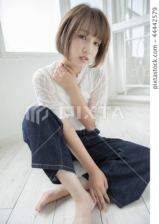 直發短髮女人 直發短髮女人 44442579