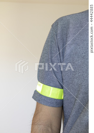 男性手臂與反光腕帶 男性手臂與反光腕帶 44442885