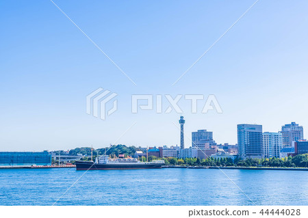 橫濱Yamashita公園和Hikawamaru的風景在清楚的秋天 橫濱Yamashita公園和Hikawamaru的風景在清楚的秋天 44444028