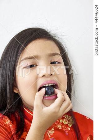 Little girl Eating Black grape Little girl Eating Black grape 44446024