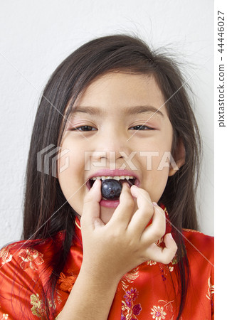 Little girl Eating Black grape Little girl Eating Black grape 44446027