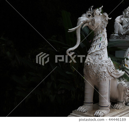 泰國佛教寺廟的聖潔野獸Hassadelin 44446189