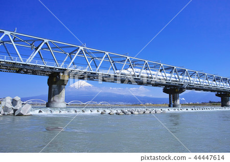 富士山和富士河鐵橋 44447614
