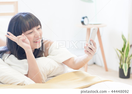 自拍的女性。The beauty making selfie. 自拍的女性。The beauty making selfie. 44448092