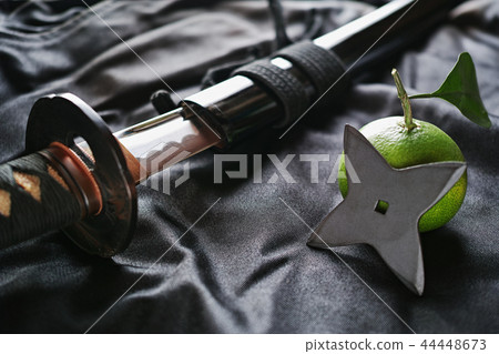 日本劍和手裡劍和mikan在黑布 44448673