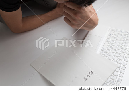 A man who is annoyed in front of a computer 44448776