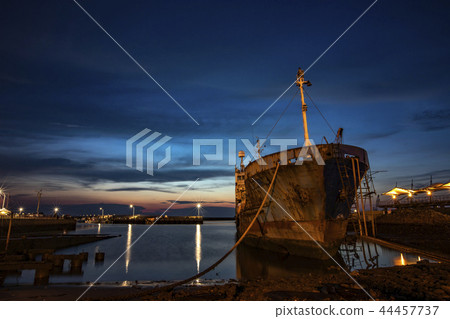 Old boat sunset Old boat sunset 44457737