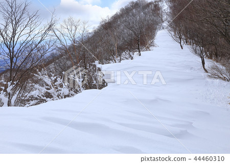 在山頂附近的山路的降雪。 44460310