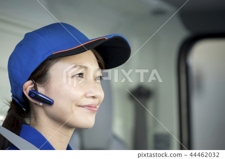 送貨上門物流形象送貨員搬家搬家公司女司機 送貨上門物流形象送貨員搬家搬家公司女司機 44462032