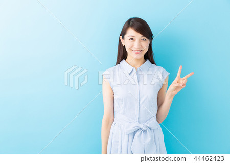 一個女人帶著微笑 44462423