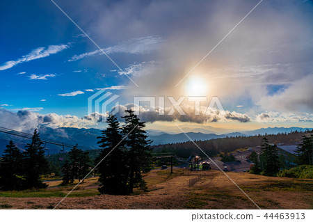 (Nagano Prefecture Gunma Prefecture) The dawn of Shiga Kogen Shibutouki ski resort 44463913