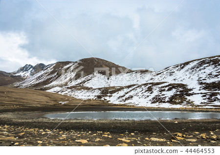Panorama of a small mountain lake, Nepal. 44464553