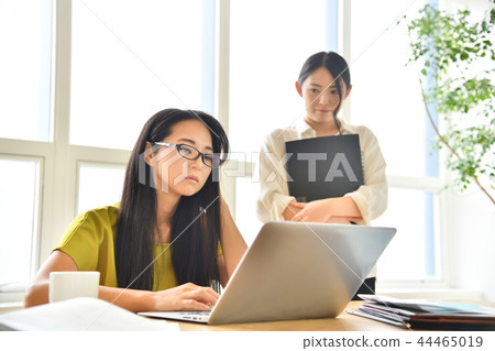 Office woman boss scolding subordinates 44465019