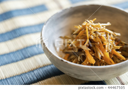 使用筷子的Kinpira牛蒡 使用筷子的Kinpira牛蒡 44467505