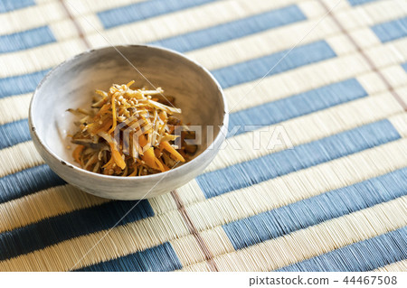 使用筷子的Kinpira牛蒡 使用筷子的Kinpira牛蒡 44467508