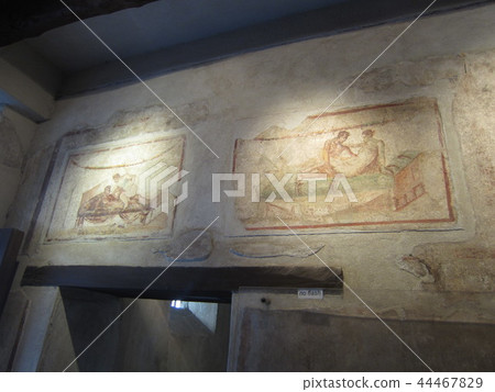 Pompeii ruins Pompeii ruins 44467829