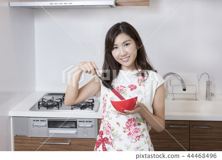 女人做手工巧克力 44468496