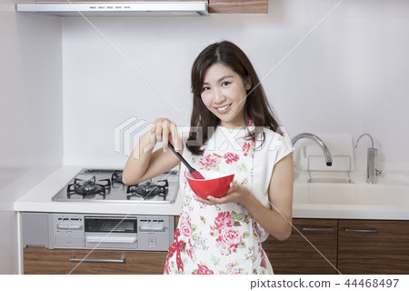 女人做手工巧克力 女人做手工巧克力 44468497
