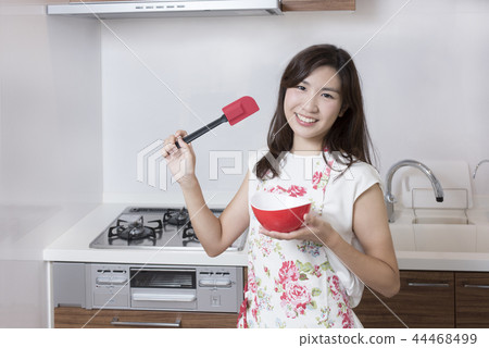 女人做手工巧克力 44468499