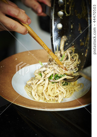 Men making oyster mushrooms and spinach pasta 44470503