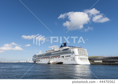 Norway Jan Jewel anchored at Yokohama Port Osan Bridge Norway Jan Jewel anchored at Yokohama Port Osan Bridge 44470562