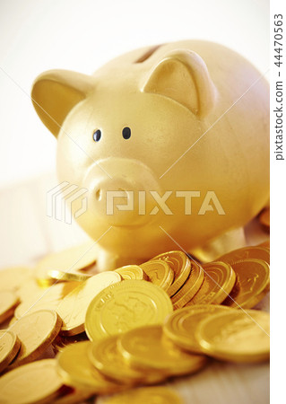豬錢箱和金黃硬幣儲蓄圖像 44470563