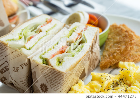 早上中旬，包括滑，可愛，聖明治，Mizuhana。這是浪漫的浪漫詩句。當地的日本，優雅的鄉間別墅。 44471273