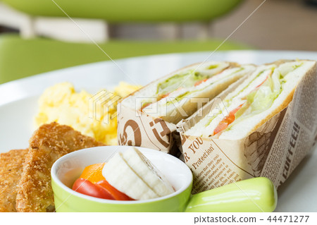 早上中旬，包括滑，可愛，聖明治，Mizuhana。這是浪漫的浪漫詩句。當地的日本，優雅的鄉間別墅。 44471277