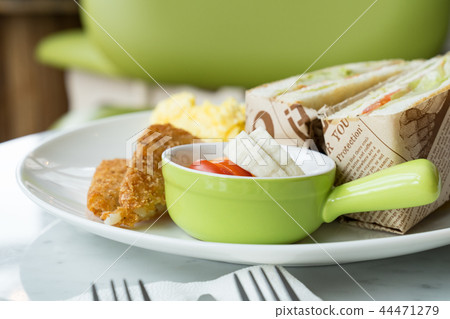 早上中旬，包括滑，可愛，聖明治，Mizuhana。這是浪漫的浪漫詩句。當地的日本，優雅的鄉間別墅。 44471279