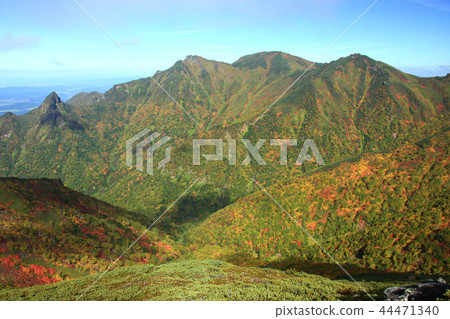 Mountains of the northern heavy snow seen from Hirayama mountain trail in autumn 44471340
