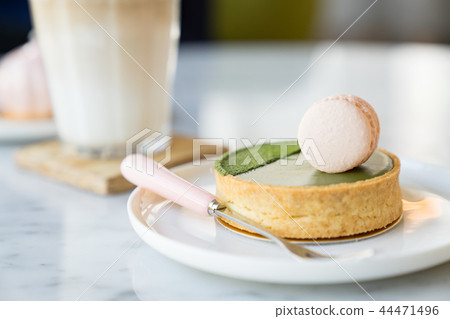 站在餐桌上述方式甜點。包含馬麻龍，抹茶塔，琥珀。 44471496