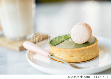 站在餐桌上述方式甜點。包含馬麻龍，抹茶塔，琥珀。 44471497