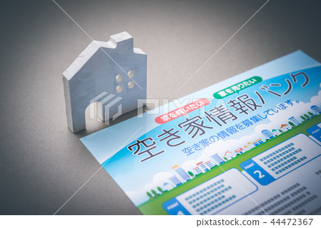 Unoccupied house bank 44472367