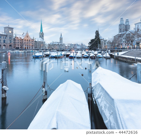 Old Zurich town in winter, view on lake 44472616