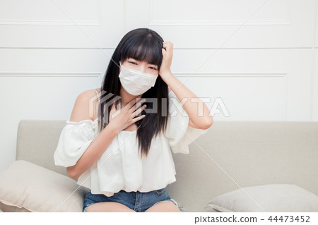 感冒,喉嚨痛的女人。泉水。 感冒,喉嚨痛的女人。泉水。 44473452