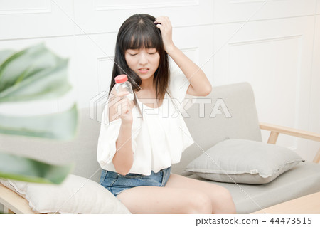 感覺開放痛苦的女人。一個嫉妒的女人。 44473515