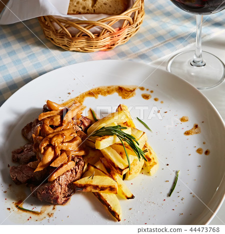 The potatoes fried with mushrooms and beef. The potatoes fried with mushrooms and beef. 44473768