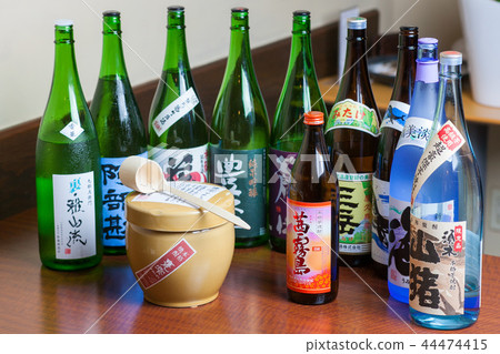 一瓶酒 一瓶酒 44474415