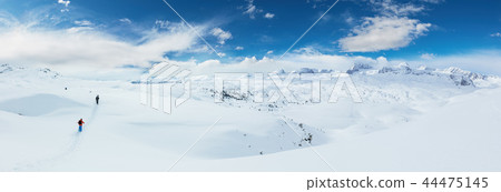 Group of skialpinists walking in Alpine landscape 44475145