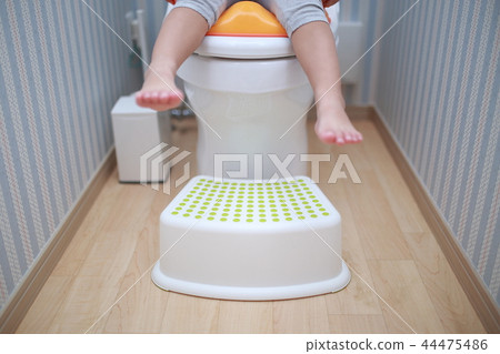 Toilet training Auxiliary toilet seat (Omaru Restroom Toilet Toilet bowl Housing Body parts Foot Faceless infants) 44475486