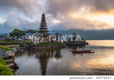 Ancient Pura Ulun Danu Bratan temple 44475647