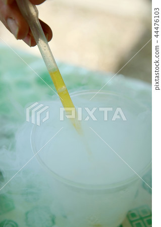 Chemical image Male hand holding dry ice and syringe 44476103