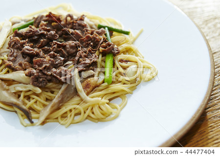 在木五穀桌上安置的牛肉和蘑菇麵團 44477404