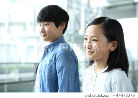 Male and female elementary school students 44478379