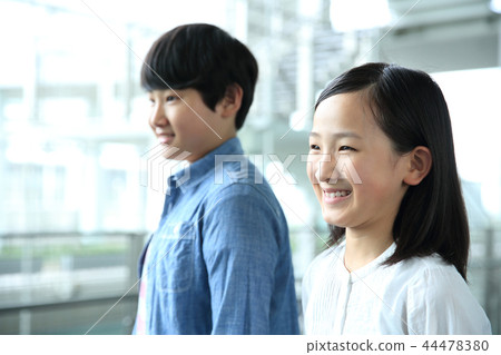 Male and female elementary school students 44478380