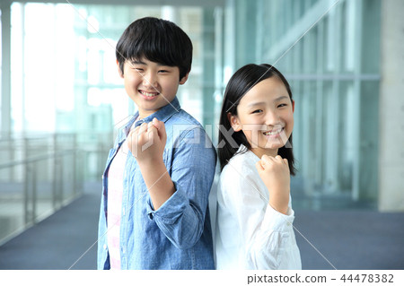 Male and female elementary school students 44478382