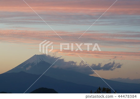 富士山晚上的景象 富士山晚上的景象 44478384