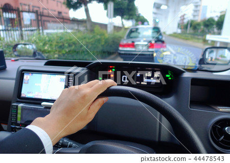 A taxi driver 44478543