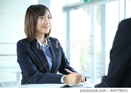Business men and women who are in business negotiations 44479041
