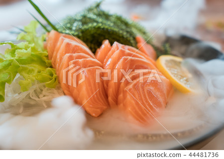 Raw salmon slice or salmon sashimi Raw salmon slice or salmon sashimi 44481736